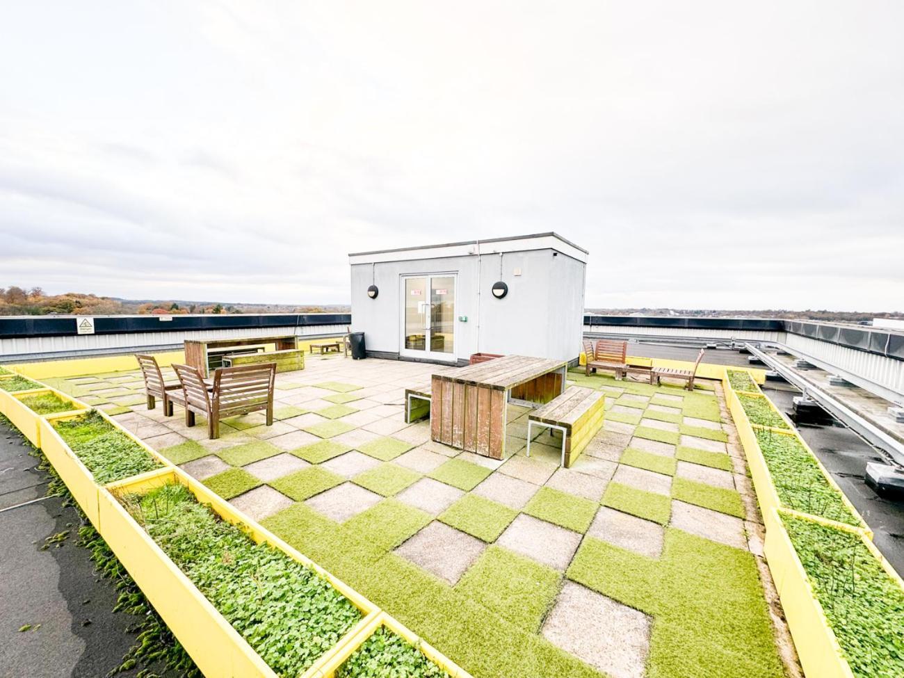 City Centre Ascot Apartment: Pet-Friendly with Free Parking Bracknell Exterior photo